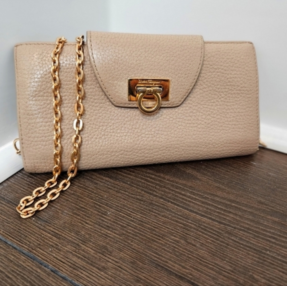 Salvatore Ferragamo Cream Wallet/Crossbody Chain Bag - Picture 16 of 16